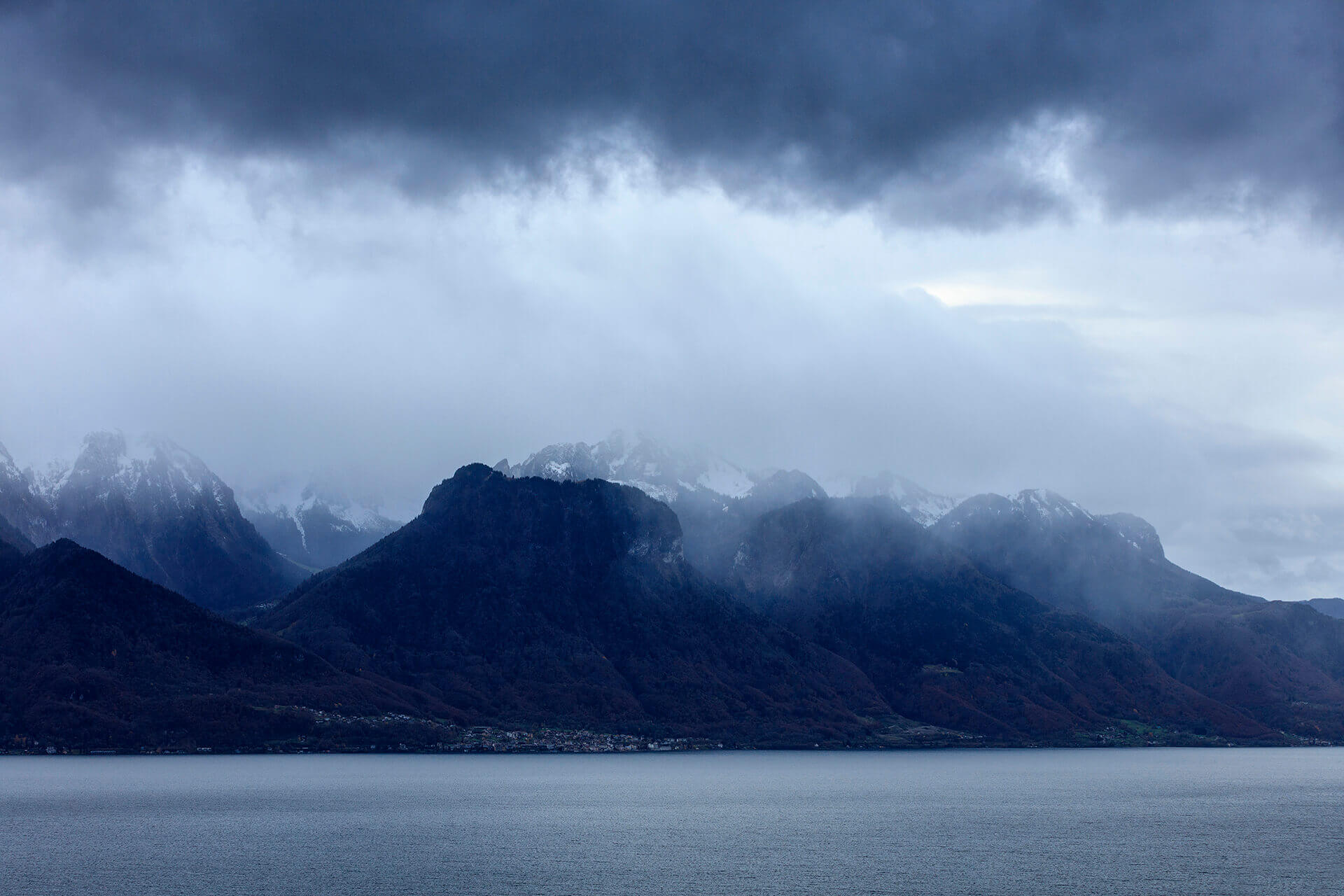 Le fleuve Rhône, Km 169 Canton de Vaud, Massif du Chablais depuis Montreux