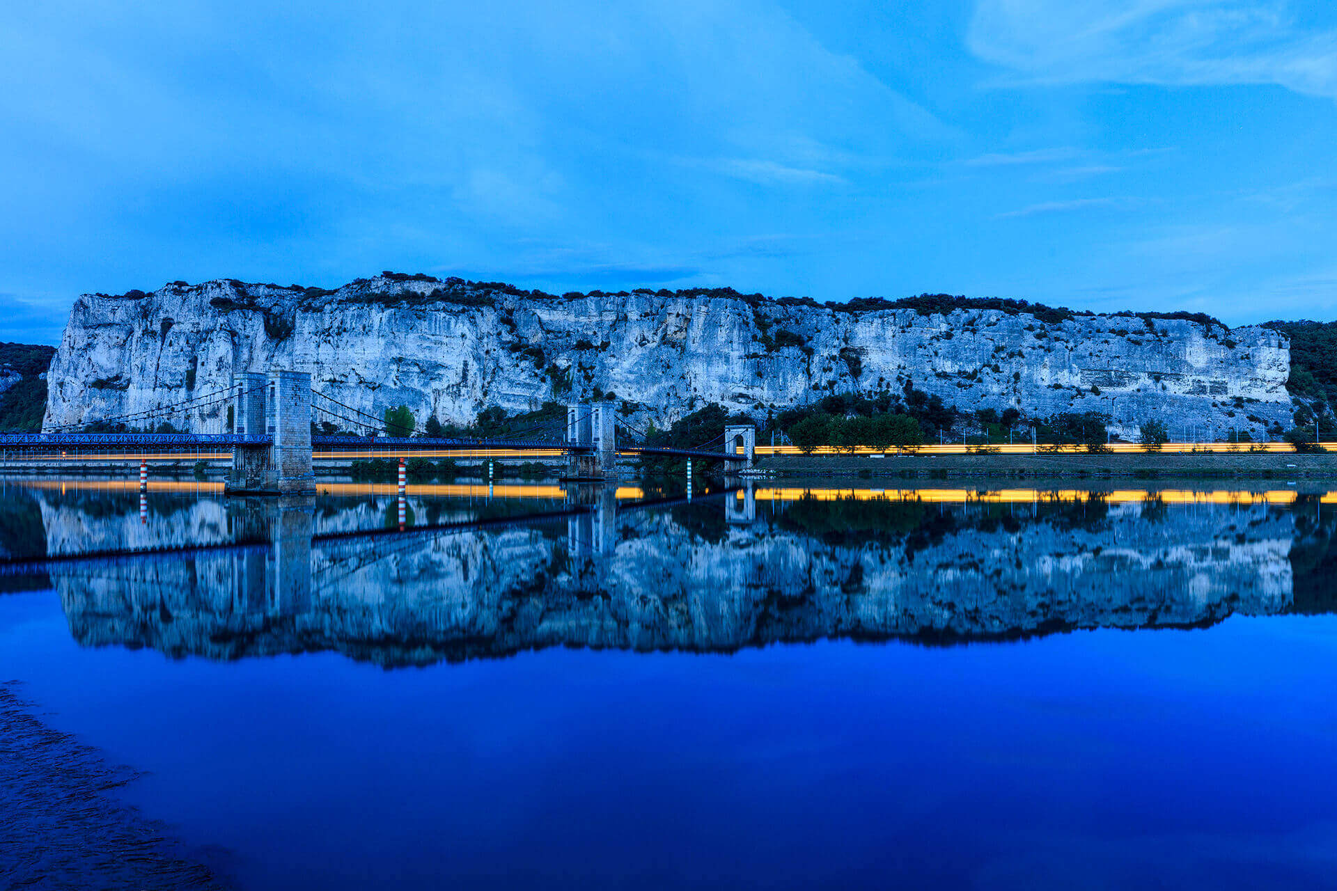 Le fleuve Rhône, km 613 Drôme, Donzère, le défilé et le pont du Robinet.